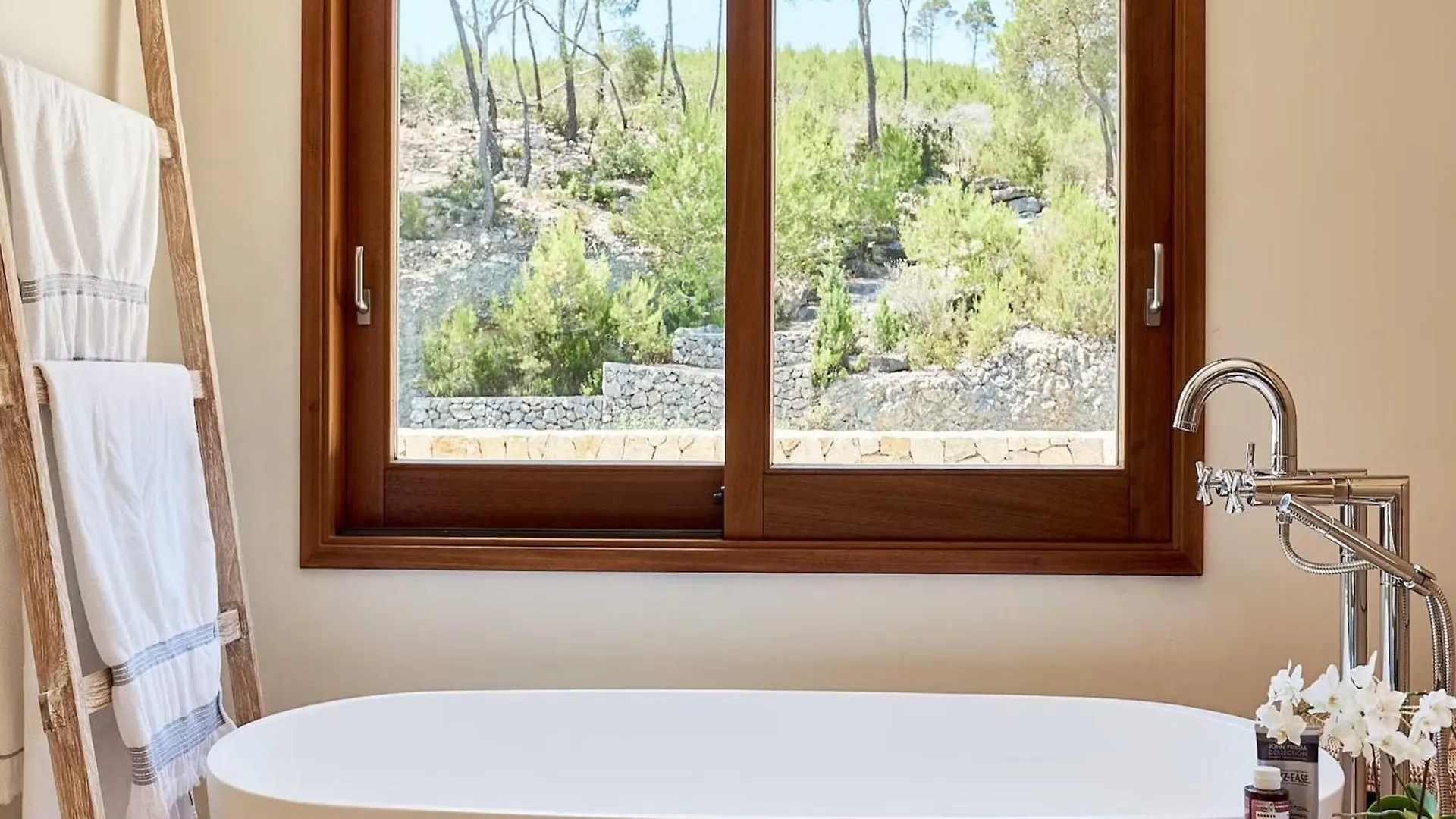 Magnificent Villa In Luxurious Retreat Cala Llonga  Spanje