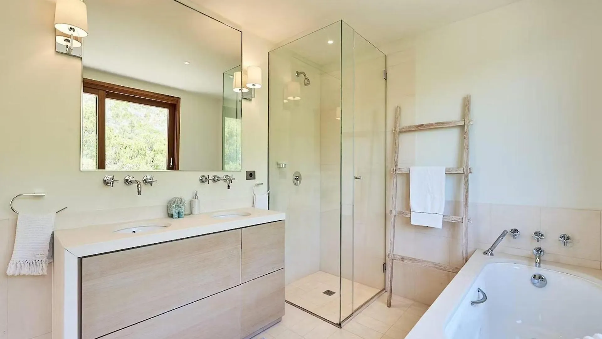 Magnificent Villa In Luxurious Retreat Cala Llonga