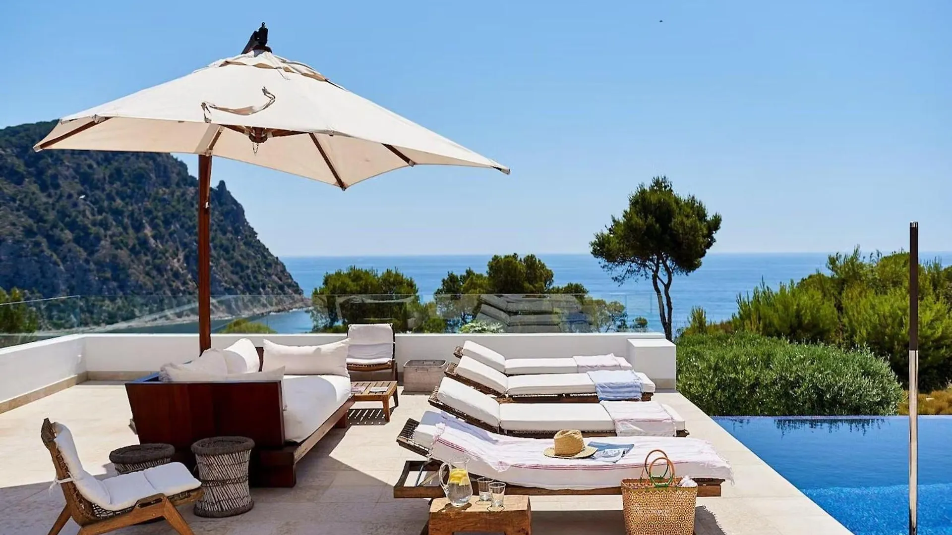 Magnificent Villa In Luxurious Retreat Cala Llonga