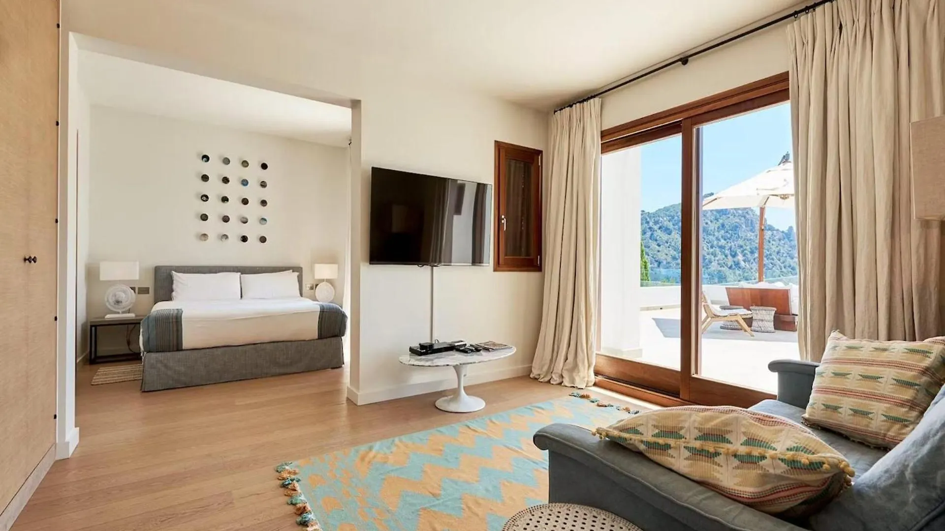 Magnificent Villa In Luxurious Retreat Cala Llonga